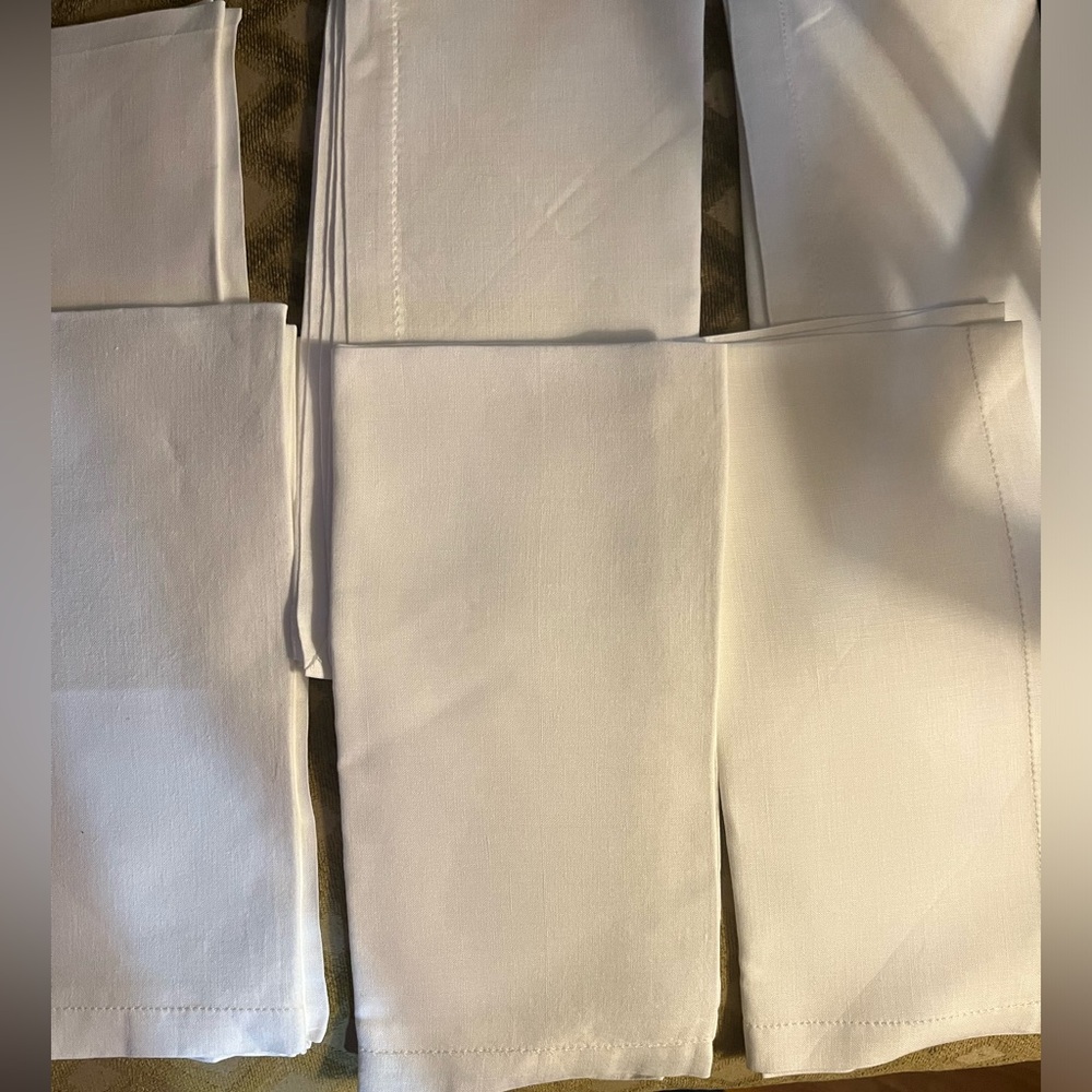 Six very high quality linen napkins. Excellent condition